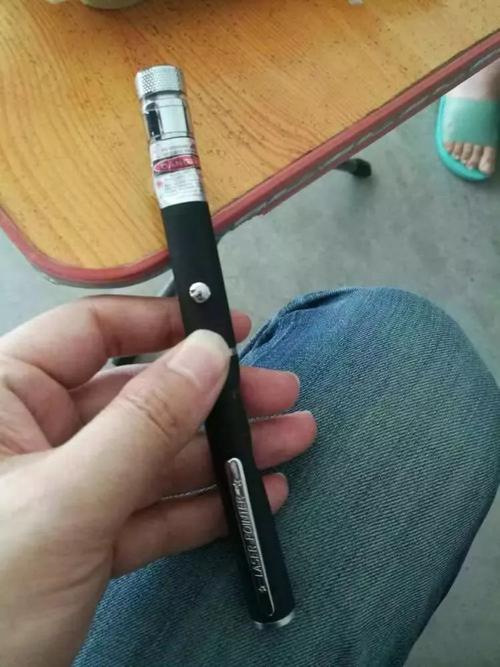 激光筆就在眼前晃了一下,12歲男孩瞬間幾近失明!